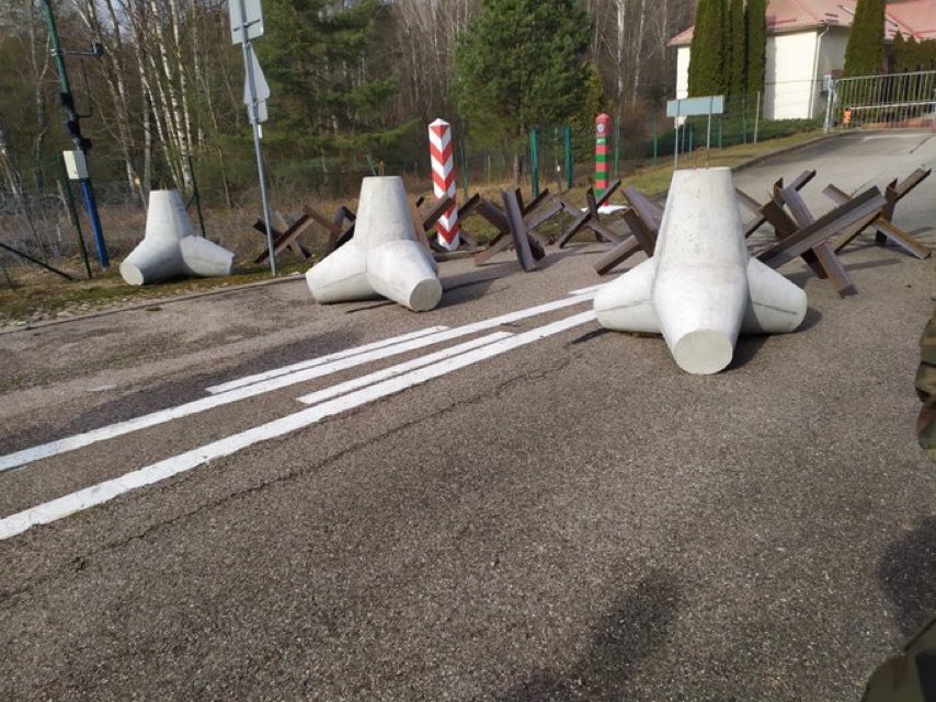 Minister of Defense of Poland Mariusz Błaszczak: We have started a preventive expansion of security measures on the border with Russia and Belarus. This is part of our defense and deterrence strategy. The first fortifications are already being placed on the border with the Kaliningrad Oblast