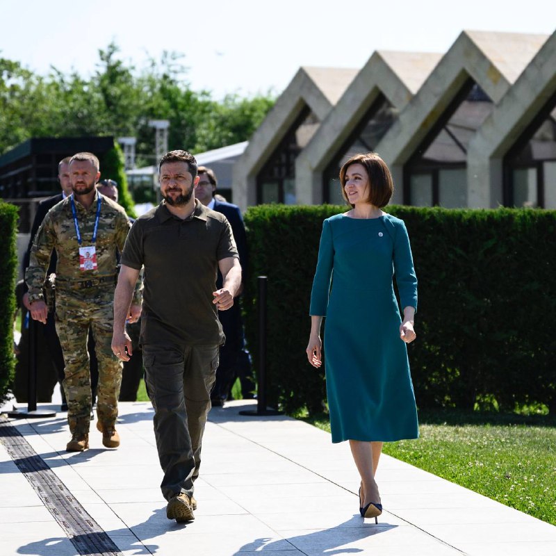 President Zelensky met President Maia Sandu during visit to Moldova