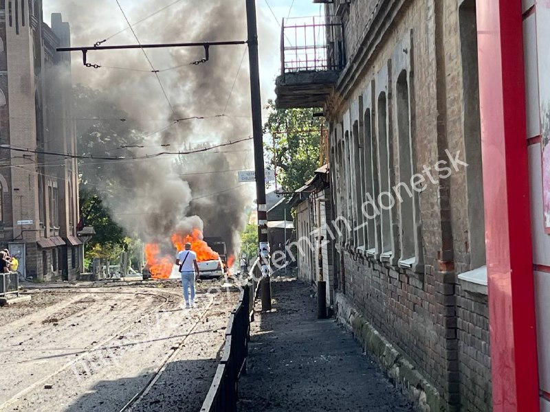 Several vehicles on fire as result of shelling in Donetsk