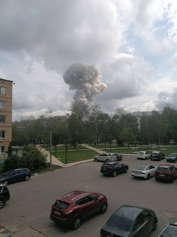 Eyewitnesses report an explosion in Sergiev Posad. According to preliminary data, this happened at the Zagorsk optical-mechanical plant, windows were broken in neighboring houses