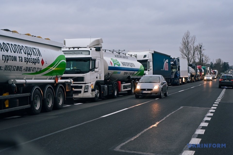 Polish protesters, which blocking the border, are not allowing humanitarian aid and fuel into Ukraine